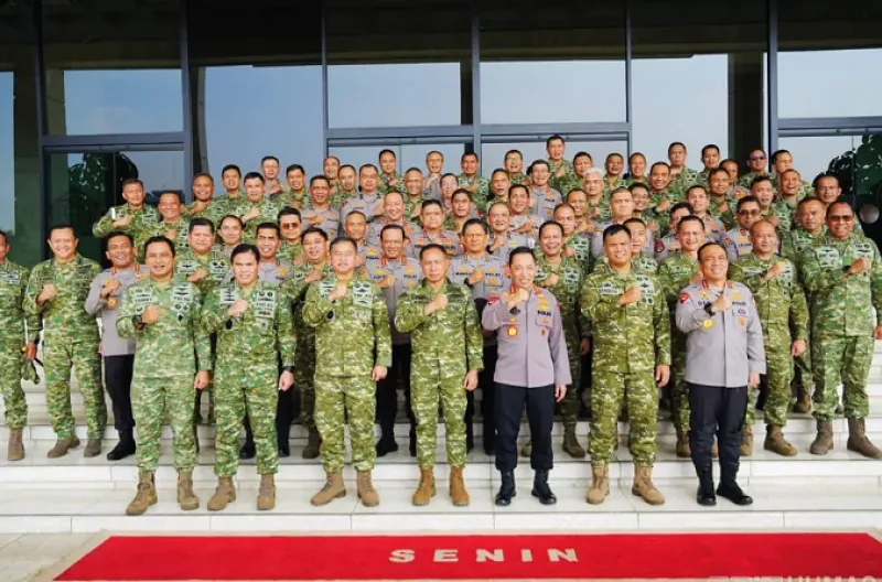 Kapolri Jenderal Listyo Sigit Prabowo bersama jajaran Pejabat Utama (PJU) Mabes Polri melakukan silaturahmi dengan Panglima TNI Jenderal Agus Subiyanto di Mabes TNI, Cilangkap, Jakarta Timur, Senin (13/7)