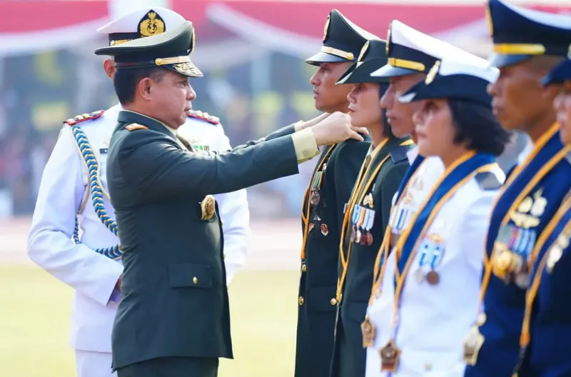 Panglima TNI Jenderal TNI Agus Subiyanto memimpin Upacara Prasetya Perwira (Praspa) Pendidikan Pembentukan Perwira (Diktukpa) TNI Integratif Tahun Anggaran 2026 dan melantik 1.737 perwira remaja TNI di GOR Sapta Marga Akademi Militer, Magelang, Jawa Tenga