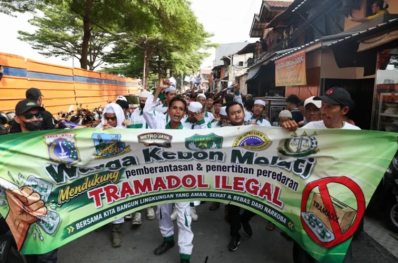 Warga dan ormas yang melakukan long march menyangkal peredaran tramadol ilegal dari Jalan Petamburan hingga Pasar Tanah Abang