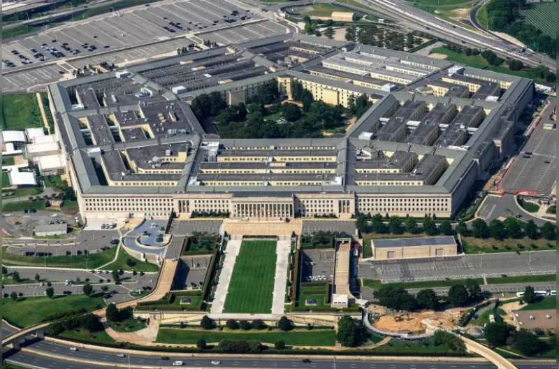 Pentagon terlihat dari jendela pesawat terbang di Washington