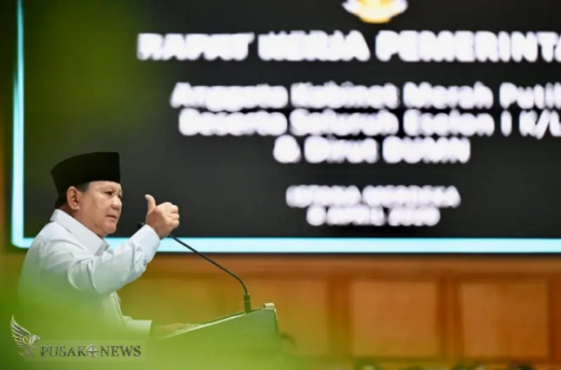 Presiden Prabowo Subianto menggelar Rapat Kerja Pemerintah bersama anggota Kabinet Merah Putih, seluruh pejabat Eselon I kementerian/lembaga, serta Direktur Utama BUMN di kompleks Istana Kepresidenan Jakarta, pada Rabu, 8 April 2026.
©PusakoNews.com/BPMI