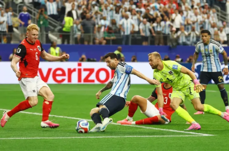 Lionel Messi mencetak gol kedua untuk dirinya dan Argentina