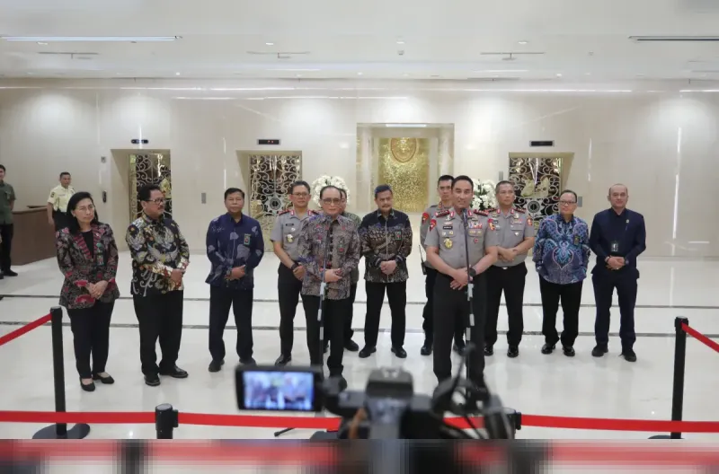 Humas: Ketua Mahkamah Agung RI, Prof. Dr. H. Sunarto, S.H., M.H., didampingi para pimpinan dan Hakim Agung, menyambut kunjungan kehormatan dari Kepala Kepolisian Negara Republik Indonesia (Kapolri), Jenderal Pol. Dr. Suyudi Ario Seto, S.I.K., S.H., M.Si., bertempat di Gedung Mahkamah Agung, Jakarta, pada Rabu, 14 Oktober 2026