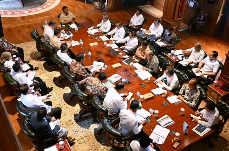 Presiden Prabowo Subianto memimpin rapat terbatas yang antara lain membahas harga BBM bagi sektor perikanan di Kediaman Hambalang, Kabupaten Bogor, pada Senin, 13 Juli 2026