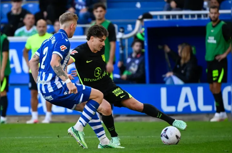 Alvarez, kanan, berduel dengan bek Alaves Nicolas Valentini