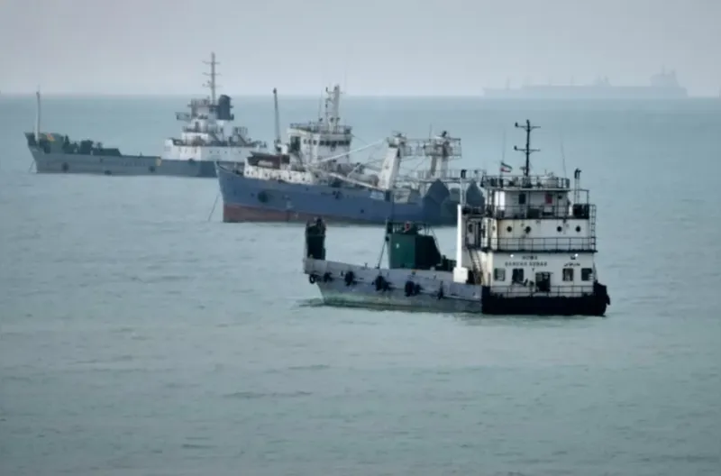 Kapal-kapal komersial berlabuh di Selat Hormuz di lepas pantai Bandar Abbas, Iran