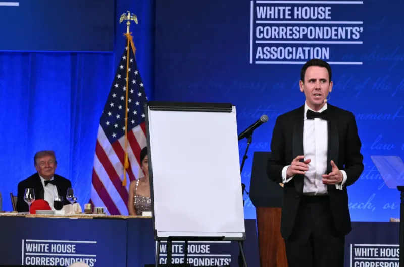 Pesulap Israel-AS Oz "Oz the Mentalist" Pearlman tampil selama acara makan malam Asosiasi Koresponden Gedung Putih 2026 sementara Presiden Donald Trump mendengarkan di Waldorf Astoria di Washington, 24 Juli 2026.