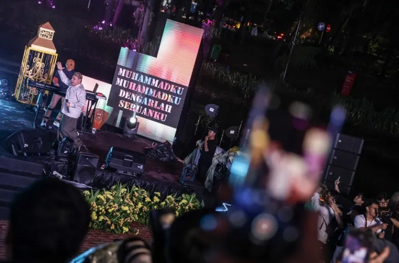 Hadad Alwi turut menghibur warga dengan lagu-lagu seperti Cinta Rasul hingga Rindu Muhammadku
