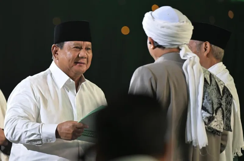 Presiden Prabowo Subianto menerima dokumen kesepakatan Ijtima Ulama Indonesia pada peringatan Hari Lahir (Harlah) Partai Kebangkitan Bangsa (PKB) ke-28 yang digelar di Jakarta International Convention Center (JICC), Jakarta, pada Kamis, 23 Juli 2026.