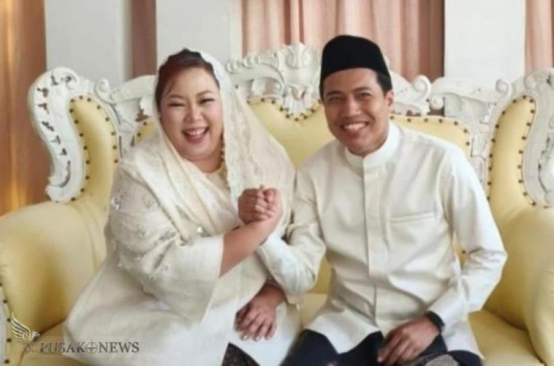 Momen Inayah Wahid dan Lora Mamak dalam acara silaturahmi keluarga di Sumenep, Jawa Timur
©PusakoNews.com/red