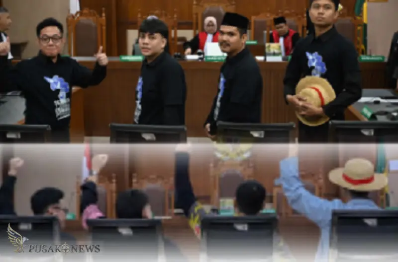 Terdakwa kasus dugaan penghasutan, Delpedro Marhaen (kiri), Muzaffar Salim (kedua kiri), Syahdan Husein (kedua kanan) dan Khariq Anhar (kanan) bersiap menjalani sidang putusan di Pengadilan Negeri Jakarta Pusat, Jakarta, Jumat (6/3/2026)
©PusakoNews.com/r