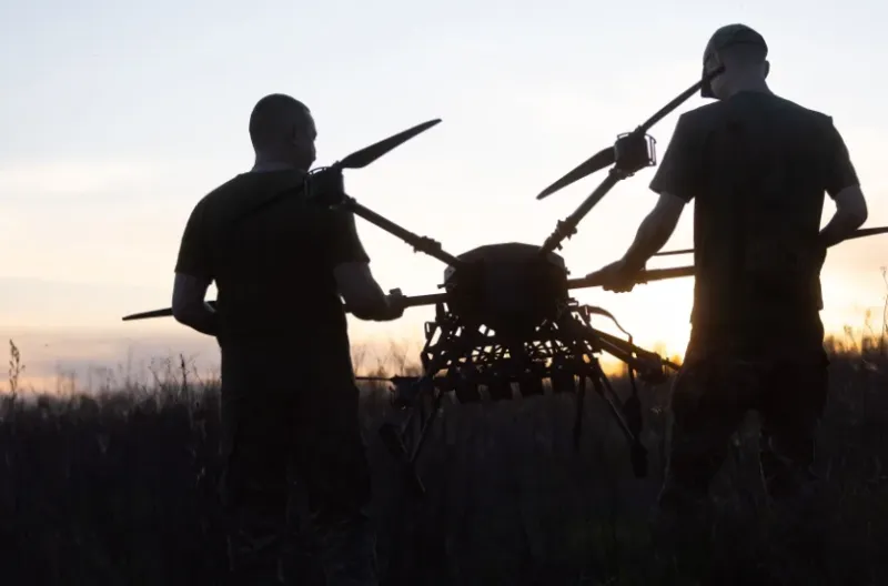 Tentara Ukraina membawa UAV Heavy Shot pada 8 Mei, di Oblast Kharkiv, Ukraina. Heavy Shot adalah salah satu quadcopter terbesar yang digunakan oleh militer Ukraina.