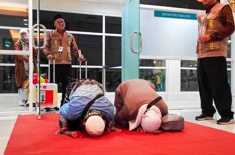 Sebanyak 354 jemaah haji Kelompok Terbang SOC-01 tiba di Tanah Air melalui Bandara Adi Soemarmo, Solo. Jemaah Kloter 1 tersebut berasal dari Kabupaten Tegal dan Kota Surakarta.