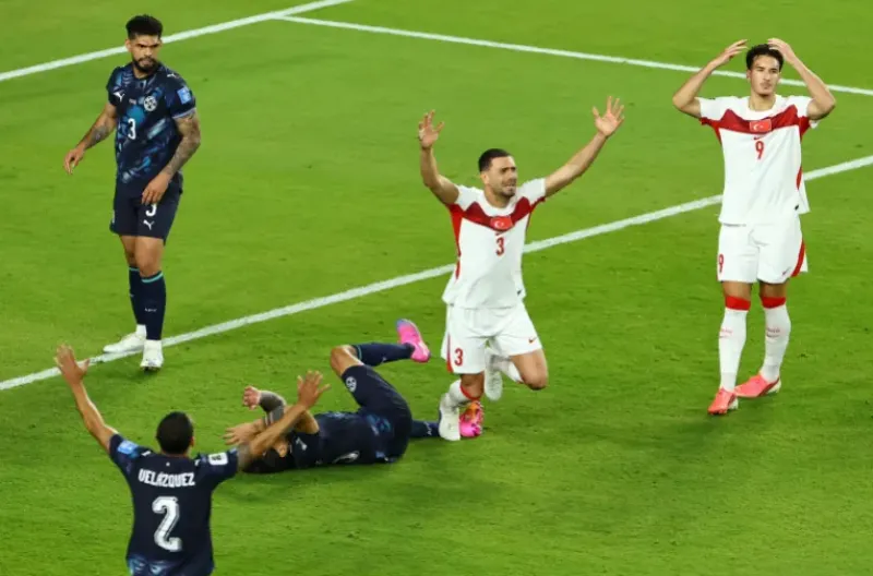 Reaksi Merih Demiral dan Deniz Gul dari Turkiye setelah peluang di menit-menit akhir melebar