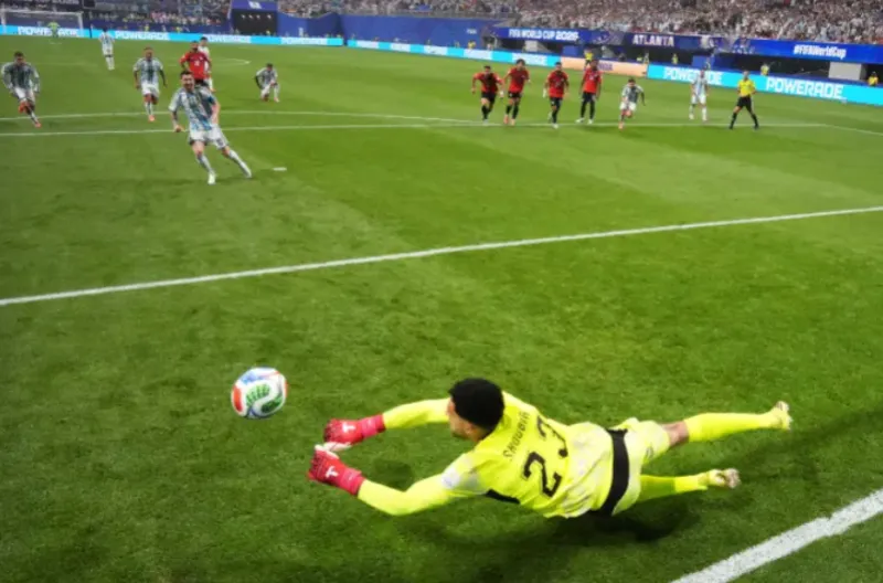 VAR, Messi, dan Gol Menit 90+2! Argentina Lolos Lewat Laga Paling Dramatis dan Kontroversi