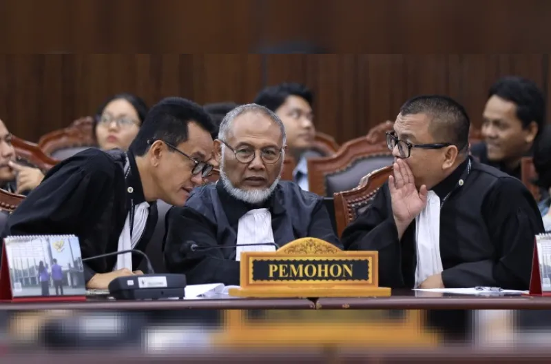 Kuasa Hukum Pemohon Refly Harun bersama Bambang Widjojanto dan Pemohon Denny Indrayana saat mengikuti sidang pengucapan putusan sengketa Perselisihan Hasil Pemilihan Umum Presiden dan Wakil Presiden, Selasa (06/10) di Ruang Sidang MK.