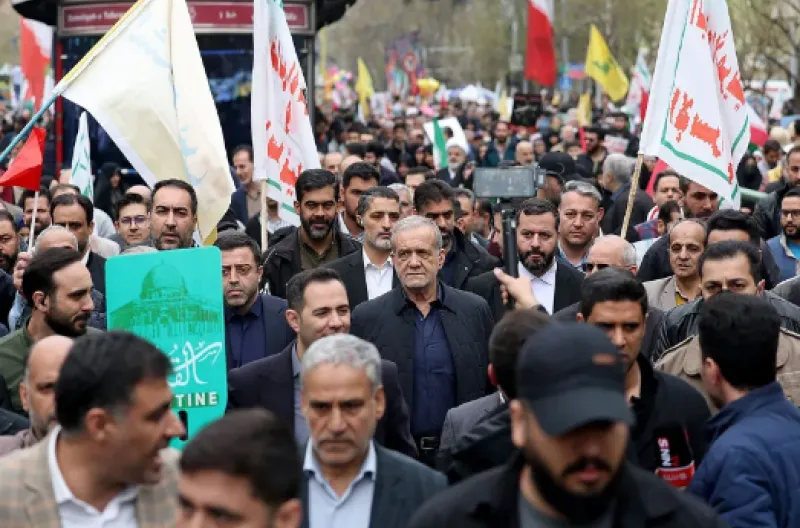 Presiden Masoud Pezeshkian (C) berpartisipasi dalam pawai Hari Quds tradisional di ibu kota Teheran,