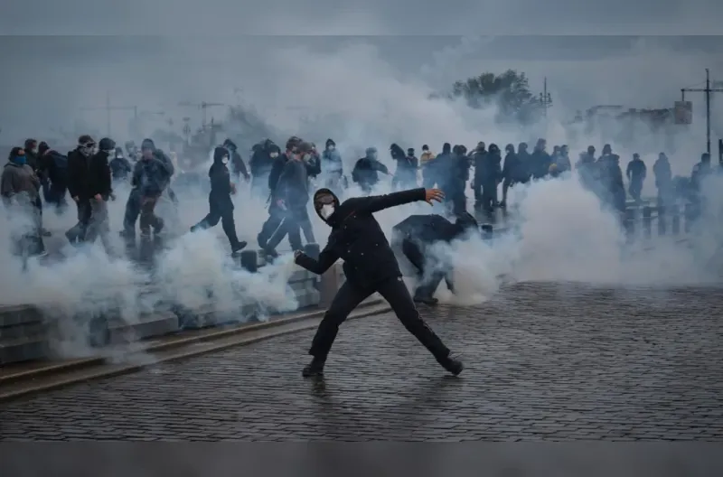 Warga bentrok dengan polisi selama demonstrasi menentang tingginya biaya hidup di Bordeaux.