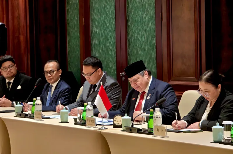 Menteri Koordinator Bidang Perekonomian RI Airlangga Hartarto melakukan pertemuan bilateral dengan Menteri Perdagangan Republik Rakyat Tiongkok Wang Wentao di Shanghai, RRT, Jumat (17/07)