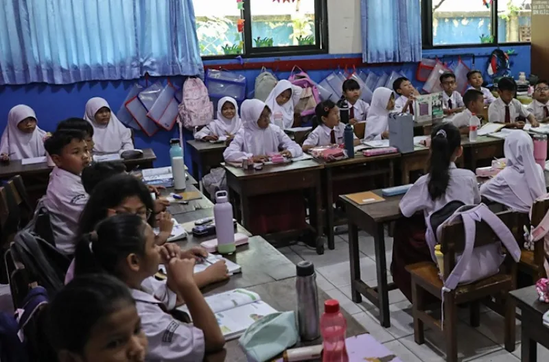 Saat ini seluruh siswa belajar di SDN Kebayoran Lama Selatan 11, sehingga hak untuk memperoleh pendidikan tetap terpenuhi