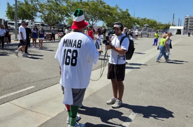 Seorang penggemar asal Iran di Los Angeles mengenakan kaos bertuliskan 'Minab 168'