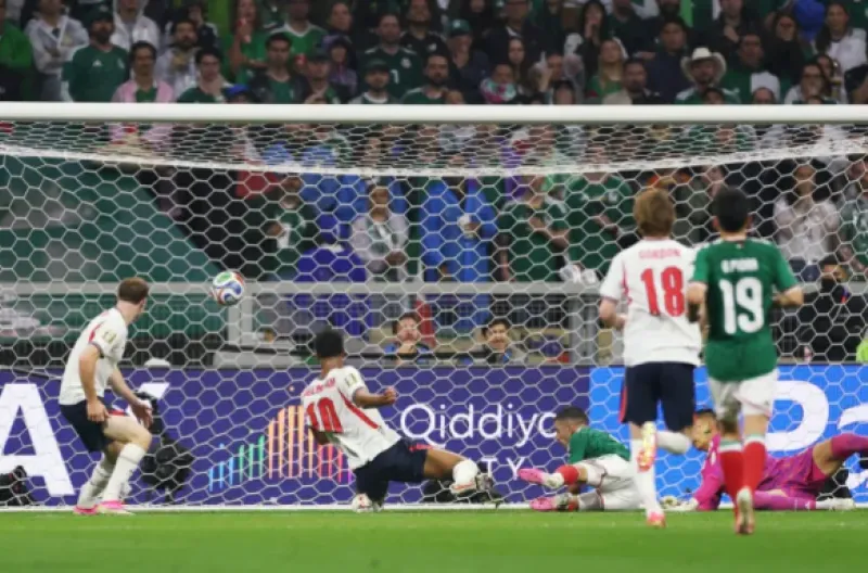 Jude Bellingham dari Inggris mencetak gol kedua mereka