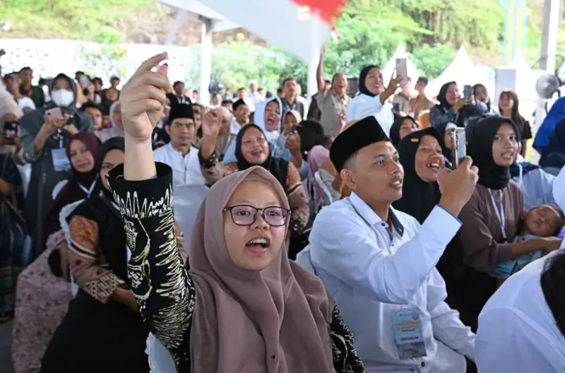 Sejumlah warga menghadiri acara peresmian Bendungan Meninting, Kabupaten Lombok Barat, Provinsi Nusa Tenggara Barat (NTB) oleh Presiden Prabowo Subianto pada Jumat, 10 Juli 2026.