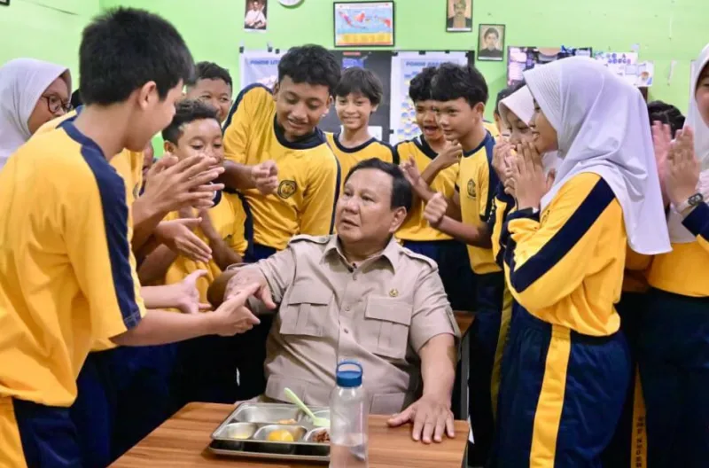 Presiden Prabowo Subianto meninjau pelaksanaan Program Makan Bergizi Gratis (MBG) di Sekolah Menengah Pertama Negeri (SMPN) 111 Jakarta pada Selasa, 2 Juni 2026