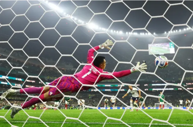 Harry Kane dari Inggris mencetak gol ketiga mereka dari titik penalti, melewati kiper Meksiko Raul Rangel
