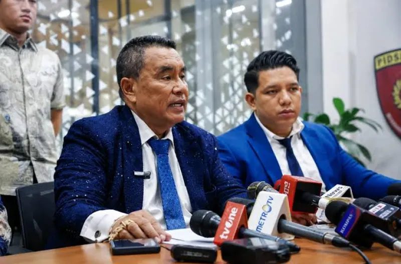 Advokat Hotman Paris Hutapea saat konferensi pers usai mendampingi mantan Jaksa Agung Muda Tindak Pidana Khusus (Jampidsus), Febrie Adriansyah