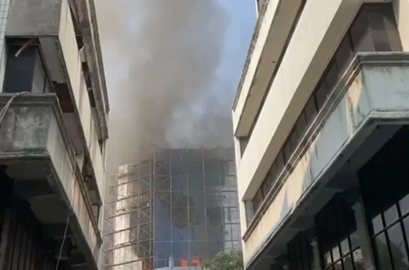 Kebakaran melanda sebuah gedung yang berada di kawasan Cikini, Menteng, Jakarta Pusat, pada Rabu (5/8).