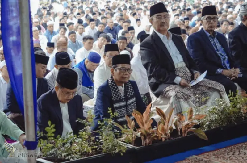 Mahfud MD, JK, Anies, Didit Prabowo  dan Jimly Salat Id Bersama di Masjid Universitas Al-Azhar