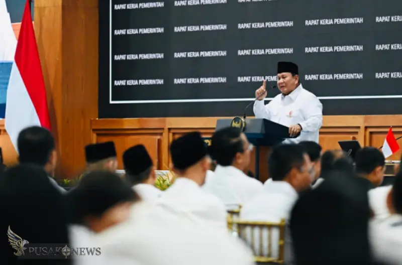 Presiden Prabowo menegaskan pentingnya penegakan hukum, konstitusi, serta konsensus kebangsaan sebagai fondasi utama dalam menjaga keutuhan negara dan kehidupan demokrasi Indonesia pada Rapat Kerja Pemerintah bersama anggota Kabinet Merah Putih, seluruh p