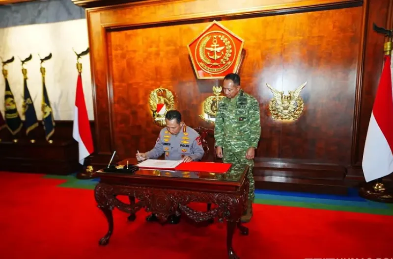 Kapolri Jenderal Listyo Sigit Prabowo bersama jajaran Pejabat Utama (PJU) Mabes Polri melakukan silaturahmi dengan Panglima TNI Jenderal Agus Subiyanto di Mabes TNI, Cilangkap, Jakarta Timur, Senin (13/7)