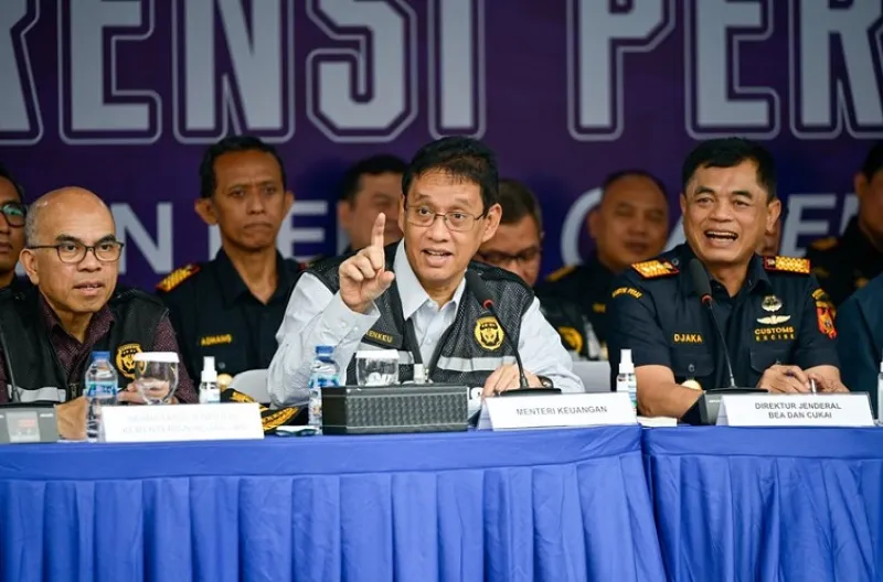 Menteri Keuangan (Menkeu) Purbaya Yudhi Sadewa konferensi pers di Buffer Area TPS CDC Banda, Tanjung Priok, Jakarta pada Selasa (23/6)