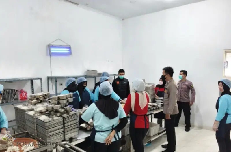 Tim gabungan melaksanakan Food Security dan uji kelayakan terhadap ribuan porsi makanan sebelum didistribusikan ke sekolah-sekolah dan masyarakat.
©PusakoNews.com/red