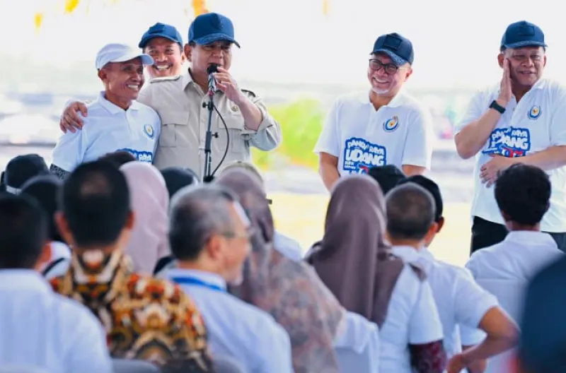 Presiden Prabowo Subianto menyampaikan sambutan pada kegiatan panen raya udang dan peninjauan sortir hasil panen di kawasan tambak Budi Daya Udang Berbasis Kawasan (BUBK) Kebumen, Jawa Tengah, pada Sabtu, 23 Mei 2026.