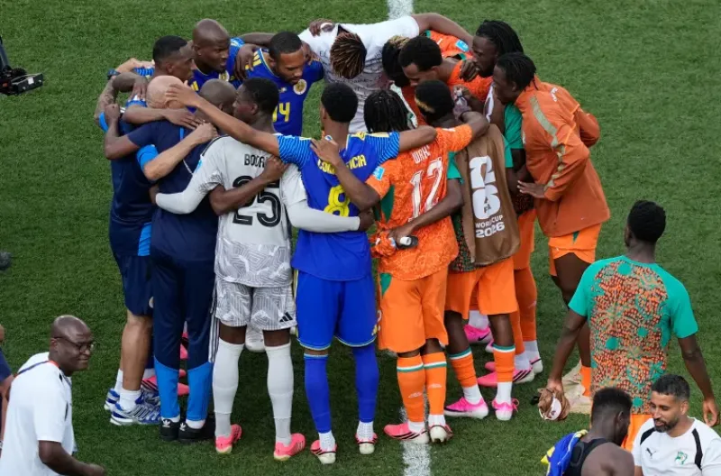 Para pemain dari Curaçao dan Pantai Gading berkumpul setelah pertandingan sepak bola Grup E Piala Dunia antara kedua tim mereka di Philadelphia, pada 25 Juni 2026