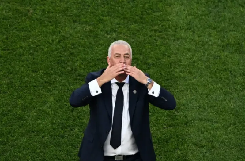 Pelatih kepala Paraguay asal Argentina, Gustavo Alfaro, merayakan kemenangan setelah adu penalti