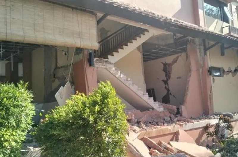 Kerusakan akibat gempa di lantai satu hotel Jayakarta di Labuan Bajo, Manggarai Barat, NTT, Sabtu (15/8/2026)
