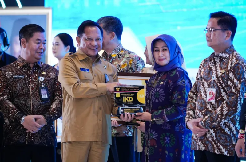 Jakarta Barat Raih Peringkat 4 Nasional Aktivasi IKD, Mendagri Tito Berikan Penghargaan Jakarta Barat Raih Peringkat 4 Nasional Aktivasi IKD, Mendagri Tito Berikan Penghargaan