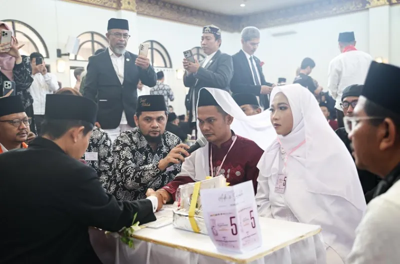 Penghulu memandu mempelai pria saat ijab kabul