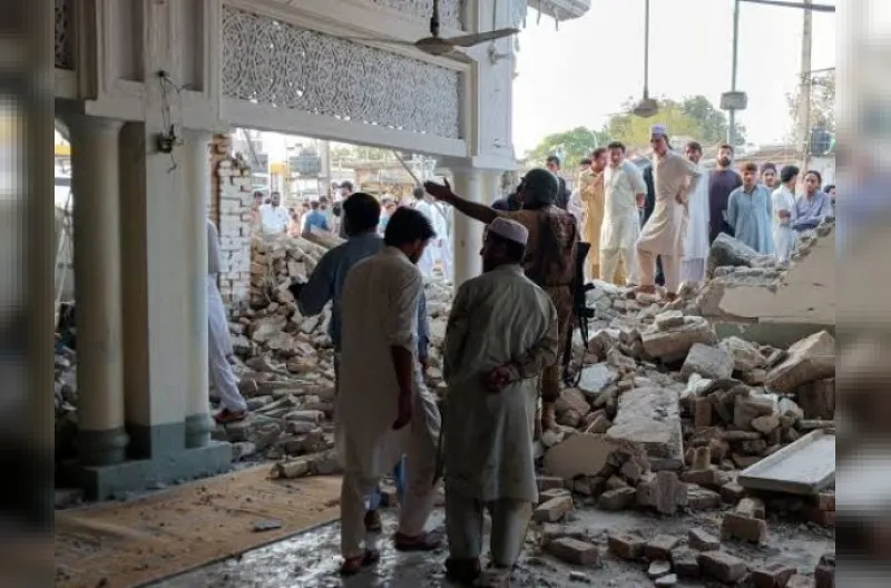 Ledakan dahsyat menghantam masjid di kompleks kepolisian Pakistan.