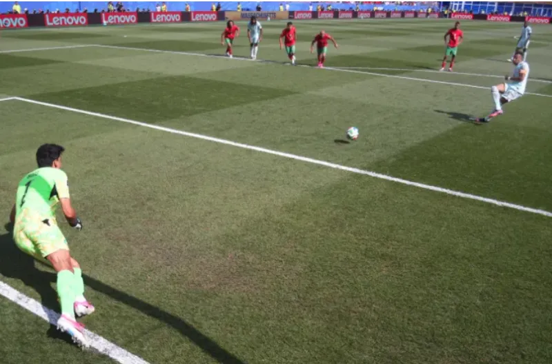 Tendangan penalti Kylian Mbappe dari Prancis berhasil ditepis oleh Yassine Bounou dari Maroko