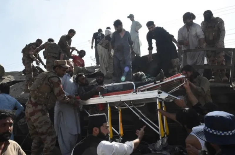 Serangan Bom Bunuh Diri Guncang Pakistan, Puluhan Tewas dalam Ledakan Kereta Militer di Quetta