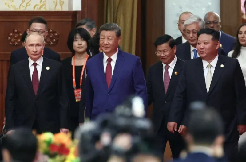 Pemimpin Tiongkok Xi Jinping (tengah), Presiden Rusia Vladimir Putin (kiri) dan pemimpin Korea Utara Kim Jong Un (kanan)