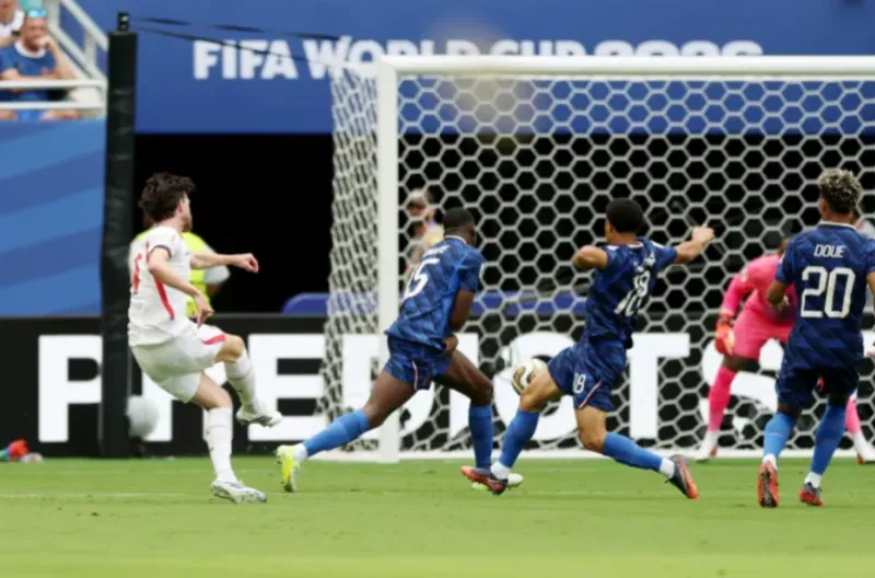 Declan Rice dari Inggris mencetak gol pertama mereka