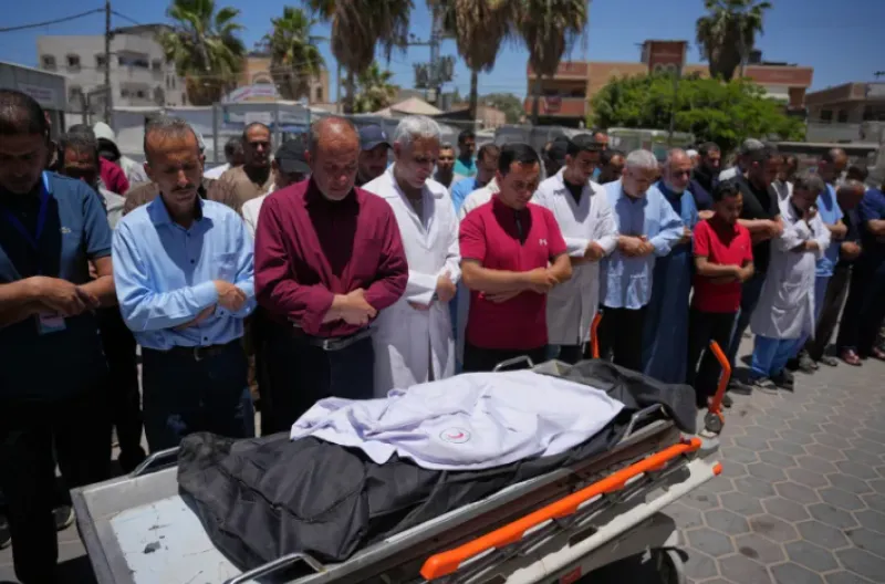 Para pelayat berdoa di pemakaman Dr. Jamal Abu Aoun, seorang warga Palestina yang tewas dalam serangan udara Israel, di Deir al-Balah, Jalur Gaza tengah