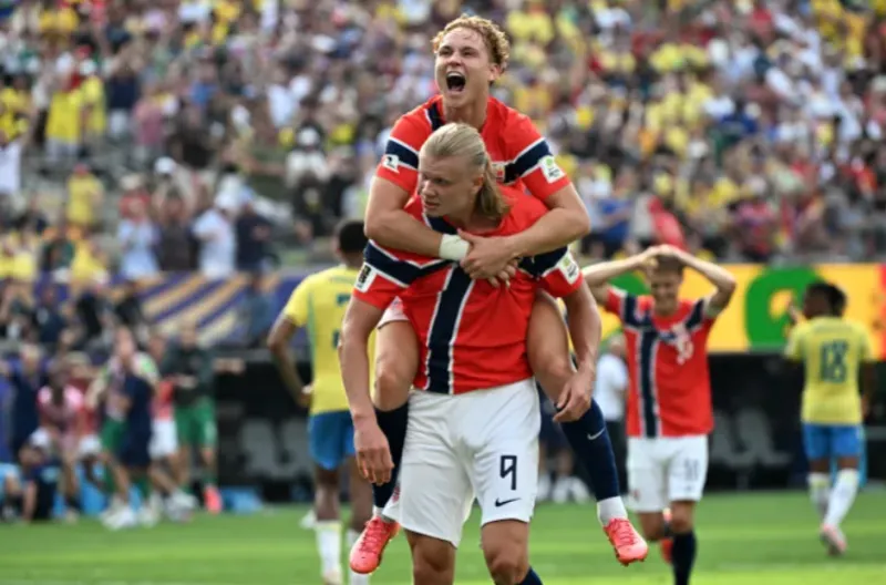 Haaland merayakan gol kedua timnya bersama Schjelderup
