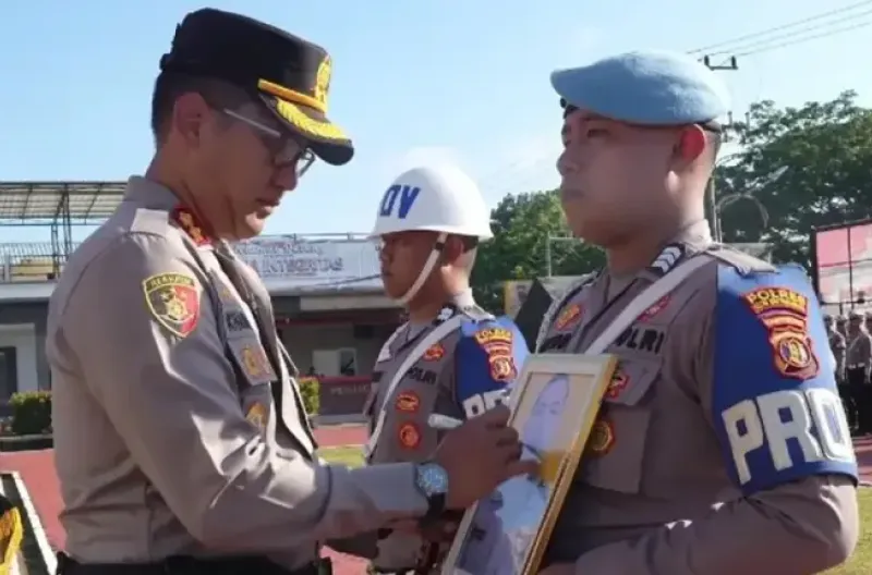 Kapolres Kukar AKBP Khairul Basyar melaksanakan PTDH terhadap anggota yang terlibat judol